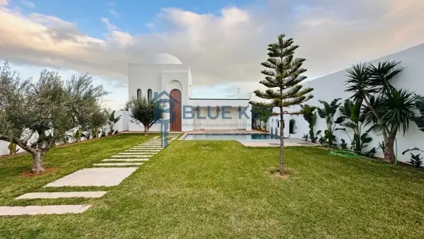 À louer pour les vacances, magnifique villa S+3 avec piscine privée, sans vis-à-vis, située sur la route principale de Sidi Hamed Hammamet