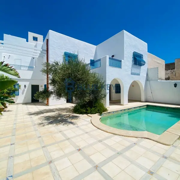 Magnifique Villa 4 Suite Duplex à Vendre avec Piscine – Prestations de Qualité